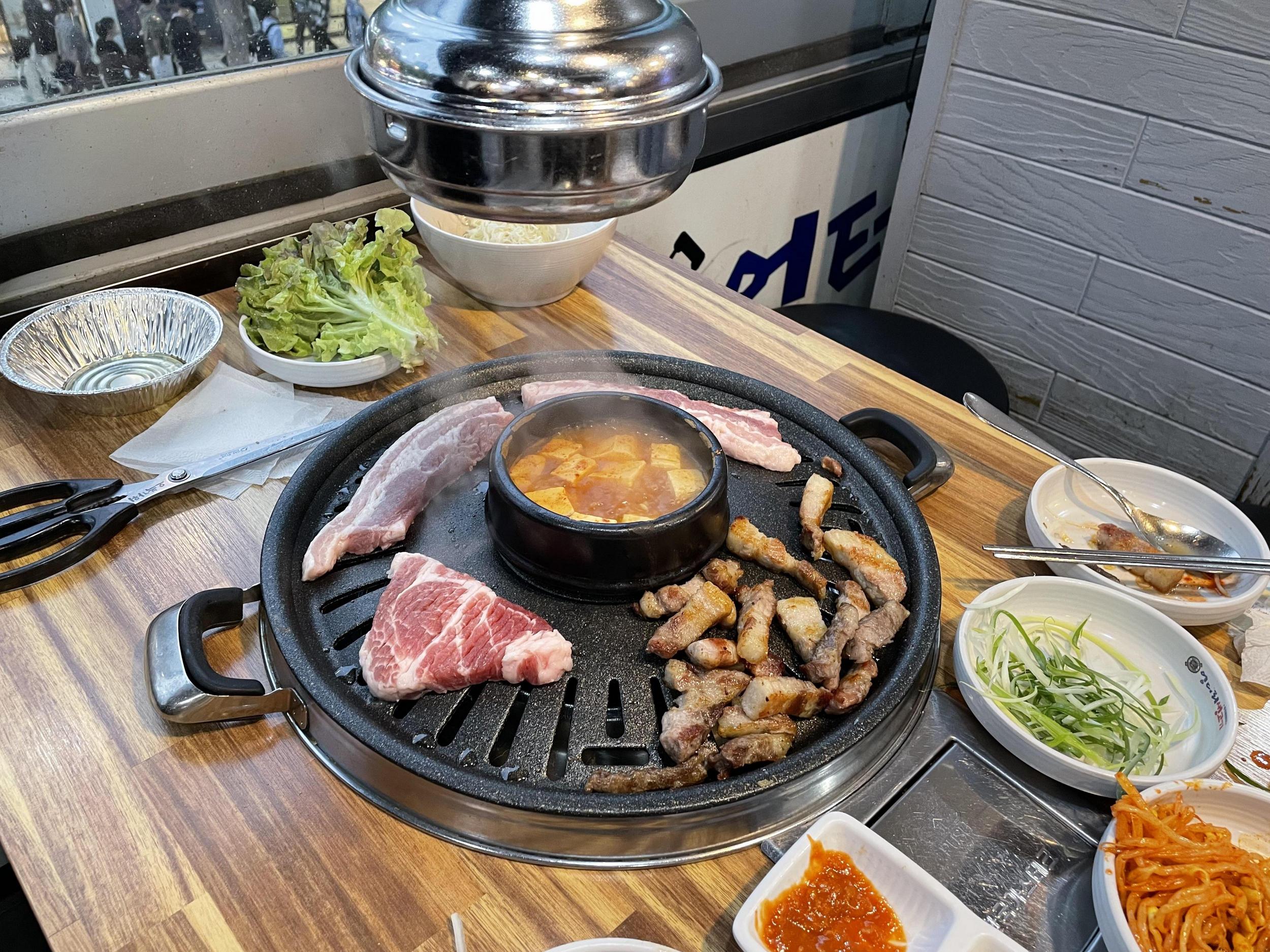 Ungteori Saenggogi is an all-you-can-eat barbecue
